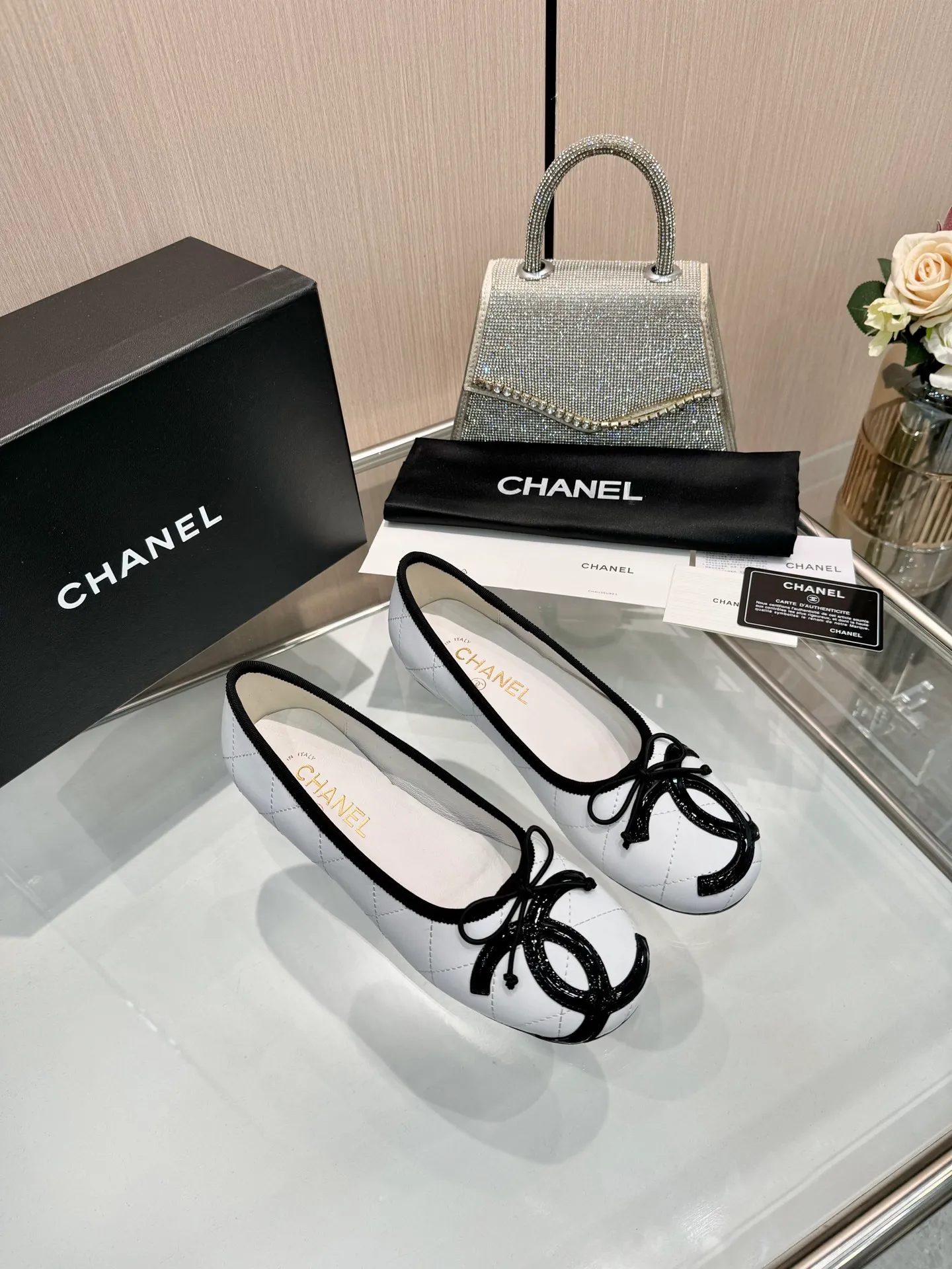 👟👟Ex-factory price 500👟👟 | ²⁰²5 𝐬𝐬 🤍🤎𝐂𝐇𝐀𝐍𝐄𝐋Chanel 26A catwalk style handmade Mary Jane women's shoes. Ballet shoes are so amazing, the bow pattern is so cute! Even if I don’t wear flat shoes, I can’t resist the temptation! The second recommended pair of Chanel logo women's shoes has great texture and is versatile. It is made of lambskin and has an original two-color outsole. Size: 35-40 (41 can be customized and cannot be returned or exchanged)